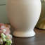 Esthétiquement agréable! Ce vase en céramique blanc cassé avec bordure à volants est une décoration de bureau polyvalente.