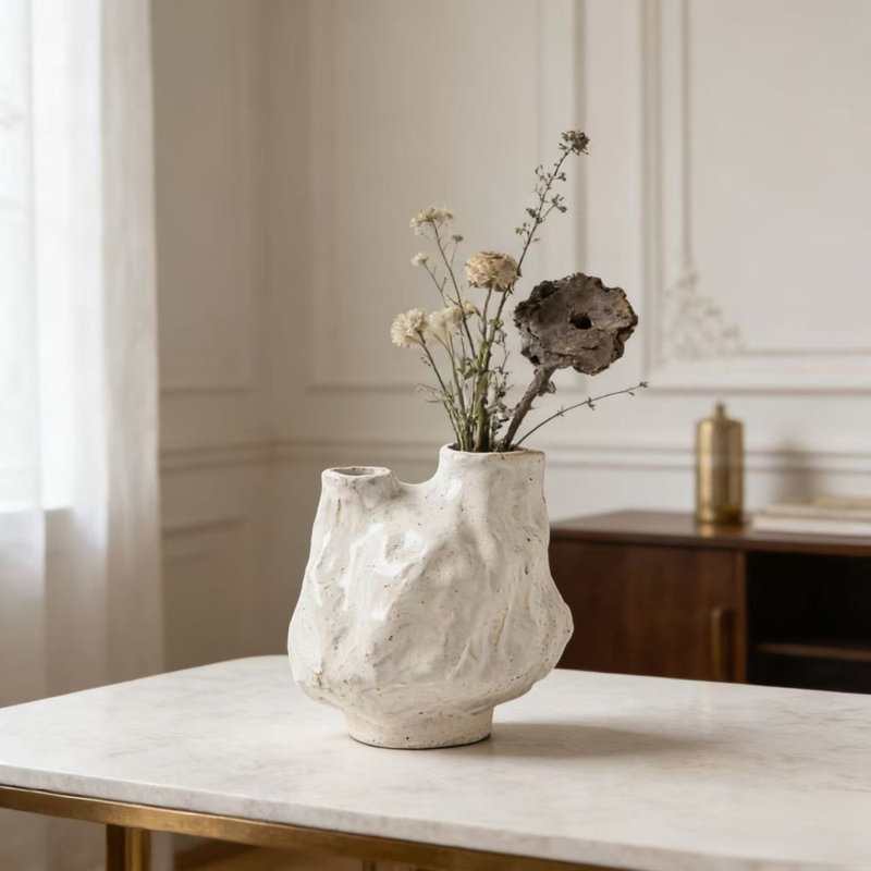 Vase décoratif en céramique blanche, joli petit vase à fleurs blanches pour la décoration intérieure, vases décoratifs en céramique de style bohème d'inspiration nordique moderne