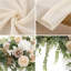 Guirlande de mariage avec guirlande florale avec chemin de table en chiffon, vigne de verdure et nappe diaphane-131138694