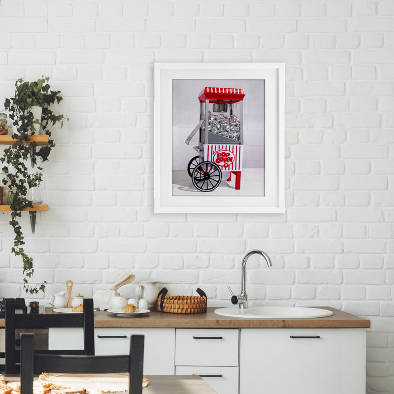 «Fun Disco Popcorn Machine», impression par Lish Creative, 21 x 17, Bord de mer blanc sous verre encadré