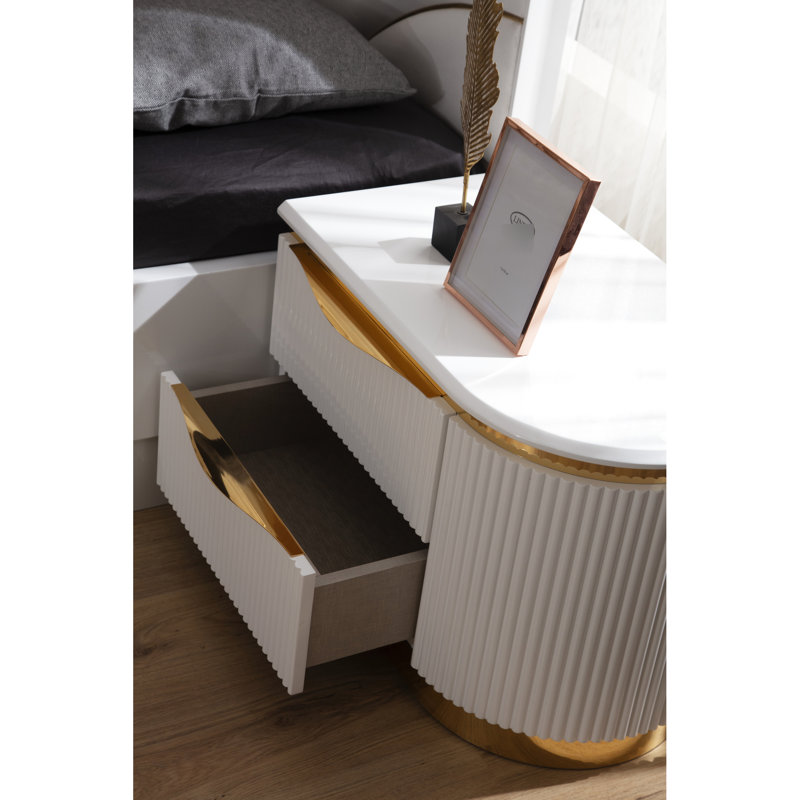 Table de chevet blanche et dorée 2 avec beaucoup de rangement pour une chambre à coucher luxueuse dans un magnifique