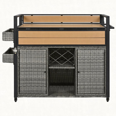 Chariot de barbecue extérieur en osier l 52,8 po avec plateau en bois en plastique, îlot de cuisine sur roulettes avec armoire de rangement, pour patio, jardin, piscine, conception à deux poignées