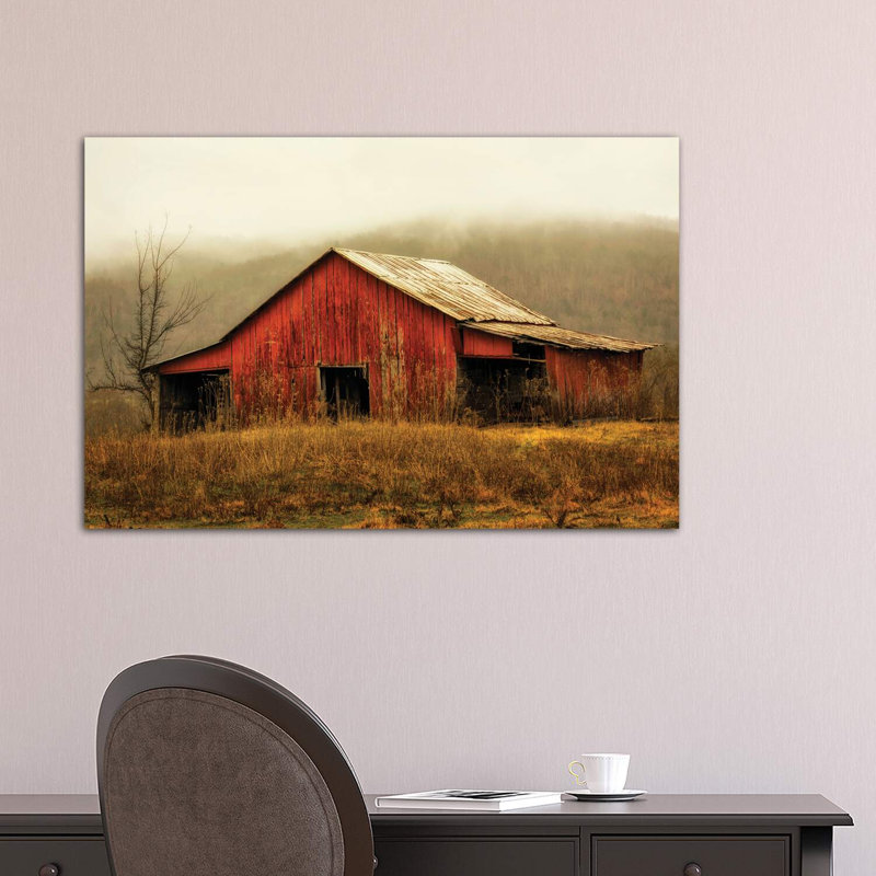 Skylight Barn in the Fog par Andy Amos - reproduction de photo, H 26 po x l 40 po x 1,5 po, Toile tendue