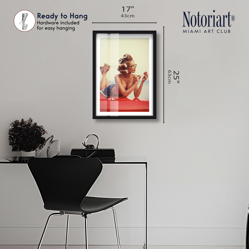 «Not Your Girl Shadowbox» par Notoriart, H 25 po x l 17 po, Noir