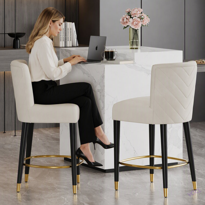 Le tabouret de comptoir de 27 pouces au design moderne avec un repose-pieds lisse et circulaire en tissu crée un look sophistiqué et luxueux
