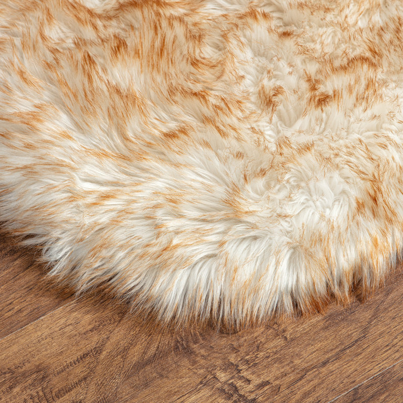 Tapis blanc à poils longs Ahu