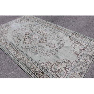 Tapis turc rétro avec un médaillon vert pâle et un motif floral orné pour une décoration élégante dans les espaces