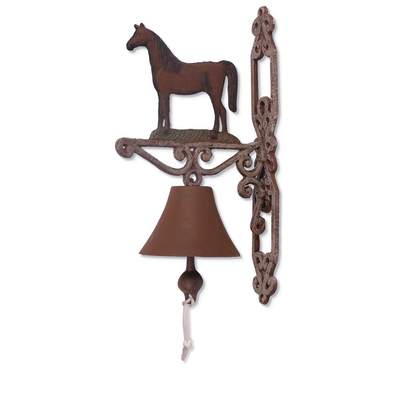 Chaka faisant du cheval autour d'une cloche de cheval