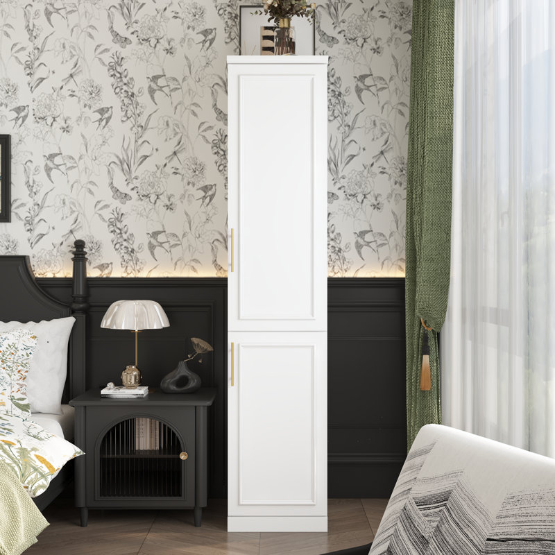 Armoire compacte blanche avec deux portes, conception peu encombrante avec poignées dorées et plusieurs sections de rangement
