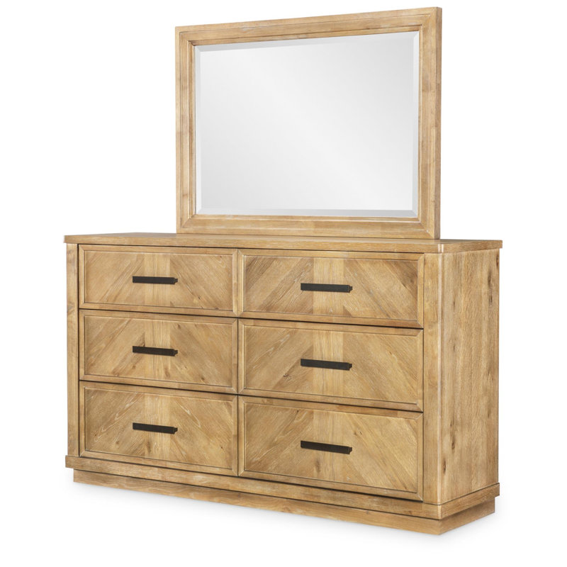 Commode Torrance de 173 cm de large, style côtier décontracté, couleur bois flotté vieilli, avec six tiroirs et prises intégrées.