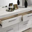 Superbe table de chevet ultrabrillante avec poignée chromée, parfaite pour décorer et ranger une chambre moderne glamour
