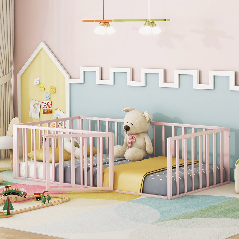 Structure de lit polyvalente en métal avec clôture et porte ouverte, idéale pour les chambres d'enfants et divers styles de décoration intérieure