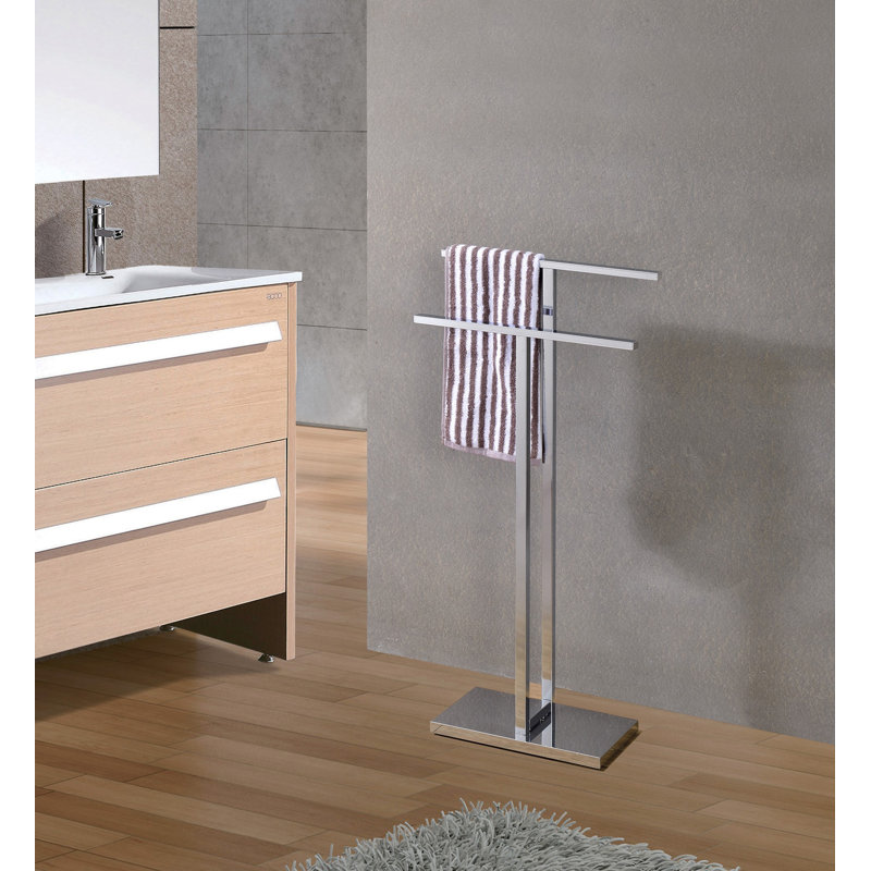 Porte-serviettes autoportant avec deux barres chromées et une base lestée pour suspendre les serviettes de bain dans des espaces compacts avec un design vertical élégant pour améliorer l'organisation de la salle de bain ou de la lessive