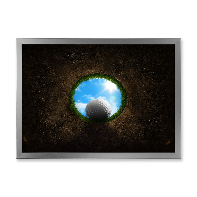 «Golf Ball Falling Into», reproduction sur toile, H 8 po x l 12 po x P 1 po, Cadre de coin argenté fermé