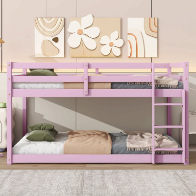 Lit superposé simple au-dessus d'un lit simple avec échelle en bois massif