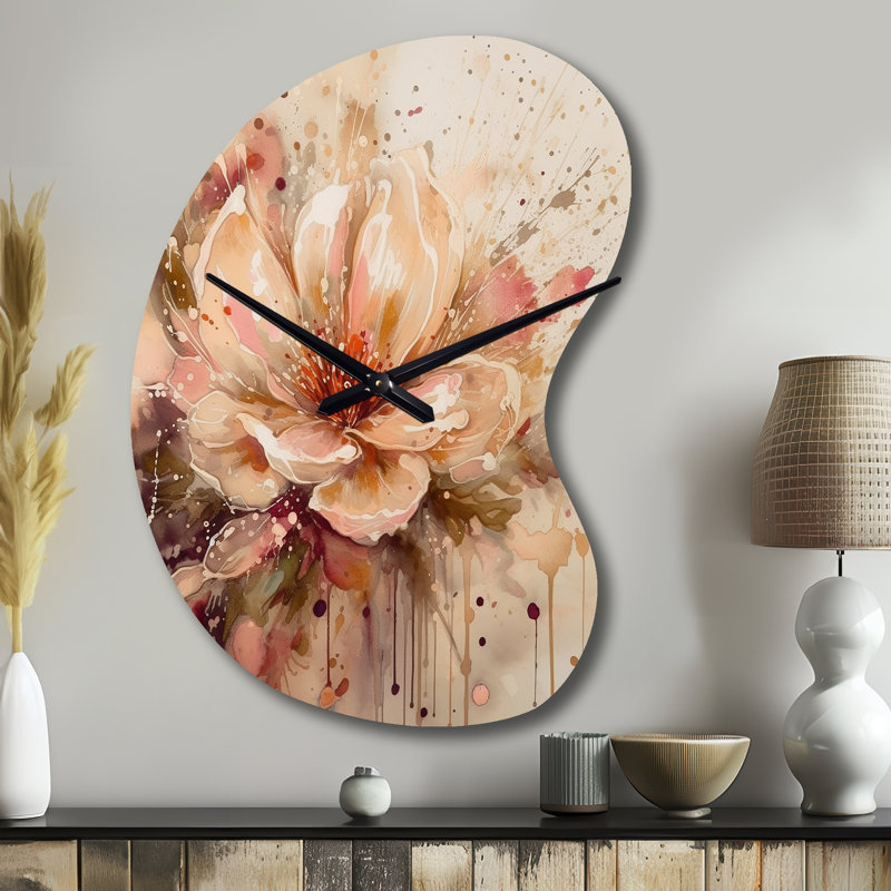 Horloge murale en métal à motif de pivoines asymétriques Emotion Of Beige, Petit