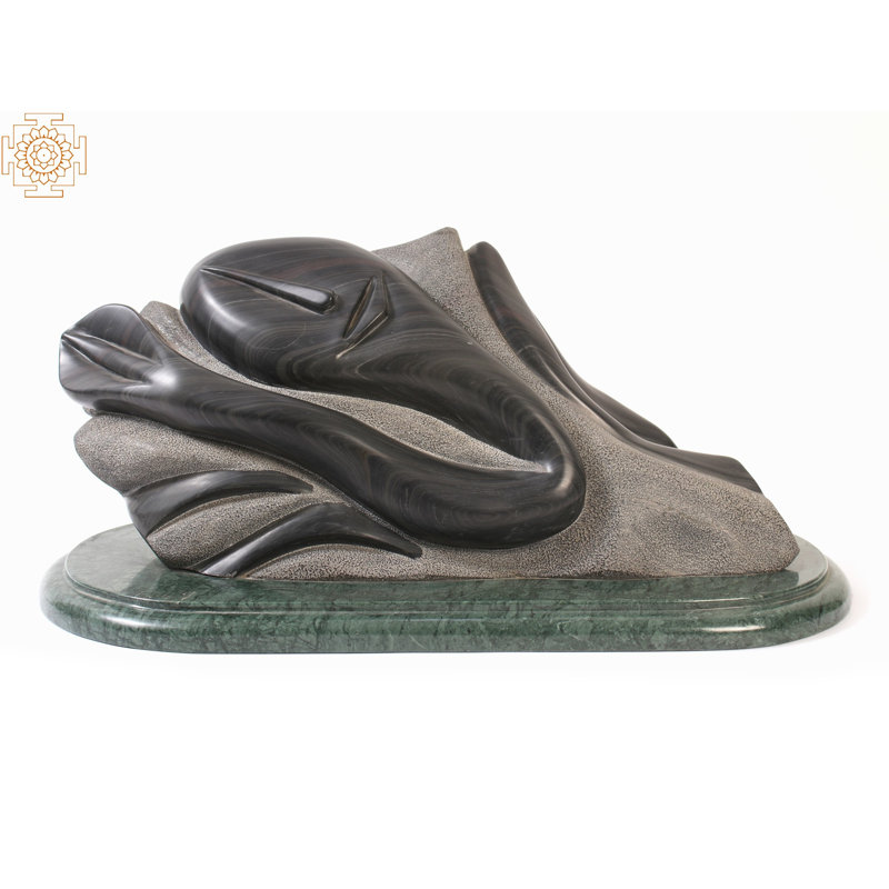 Sculpture moderne en pierre noire abstraite - «Repose» sur base de marbre, décoration de table contemporaine