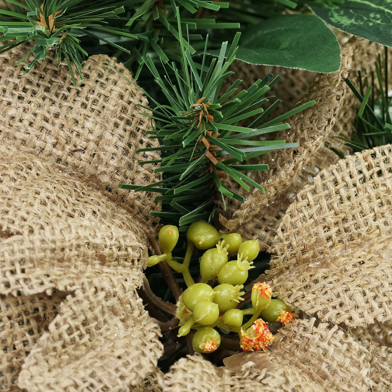 Couronne de Noël artificielle mixte baies de pin et poinsettia - 24 pouces non éclairée