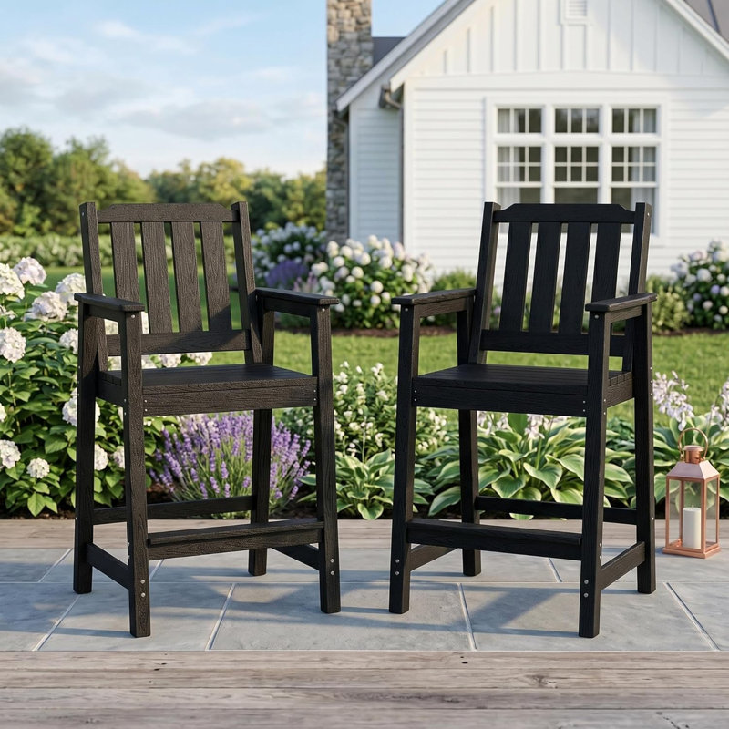 Ensemble de tabourets de bar d'extérieur robustes en grain de bois PEHD - 2 chaises à hauteur de comptoir avec accoudoirs et dossier haut, imperméables, meubles de bar toutes saisons pour balcon, jardin, terrasse - noir (2