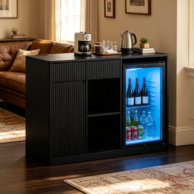 Buffet d'armoire de rangement sur le côté avec mini réfrigérateur, armoire à vin, station de charge et tablettes réglables, pour le salon de la cuisine