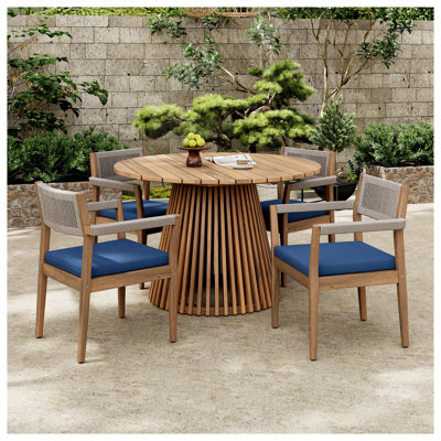 Ensemble repas d'extérieur en corde tressée avec table en bois d'acacia et chaises en teck clair et bleu marine