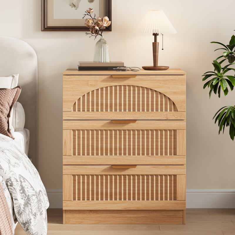 Table de chevet cannelée à 3 tiroirs de 60 cm de large avec poignées en métal, table de chevet en bois avec façades arquées pour chambre à coucher