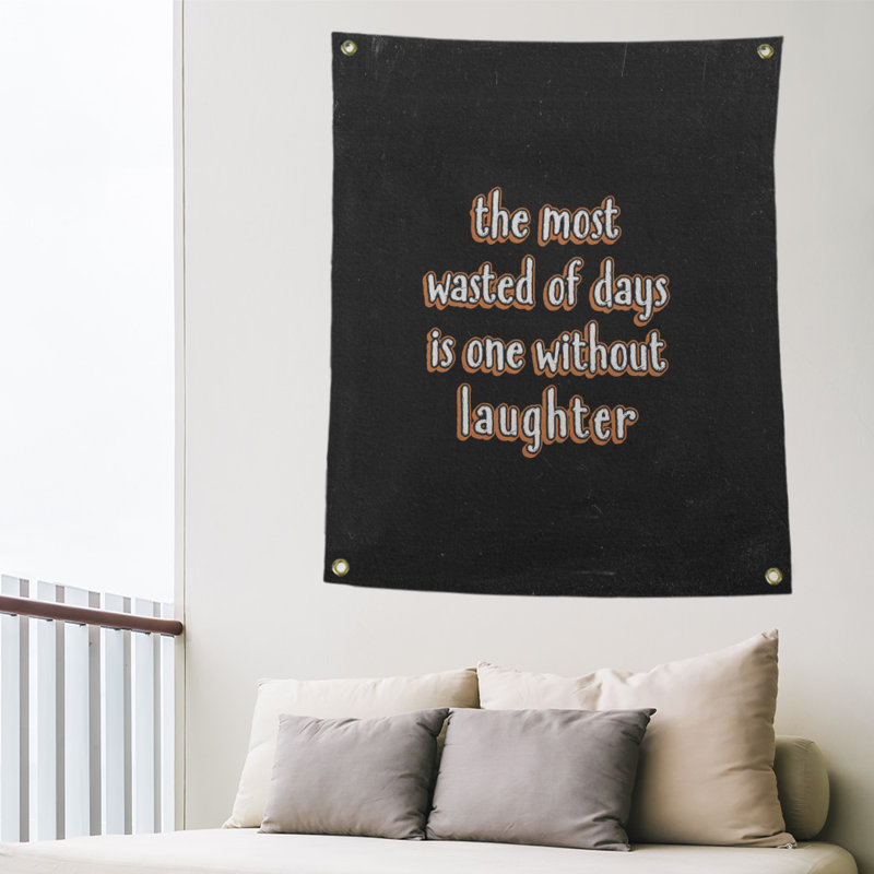 Tapisserie tableau noir en polyester citation de rire, H 80 po x l 59 po, Orange