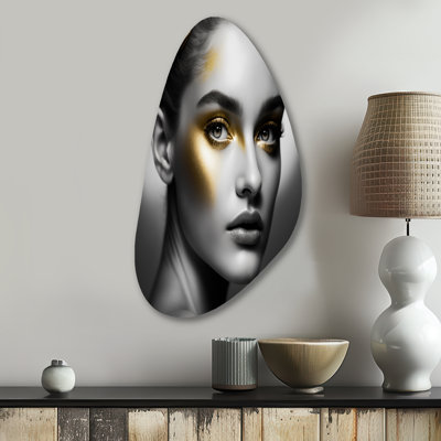 Exquis beauté en noir et or IV - art féminin asymétrique en forme de femme