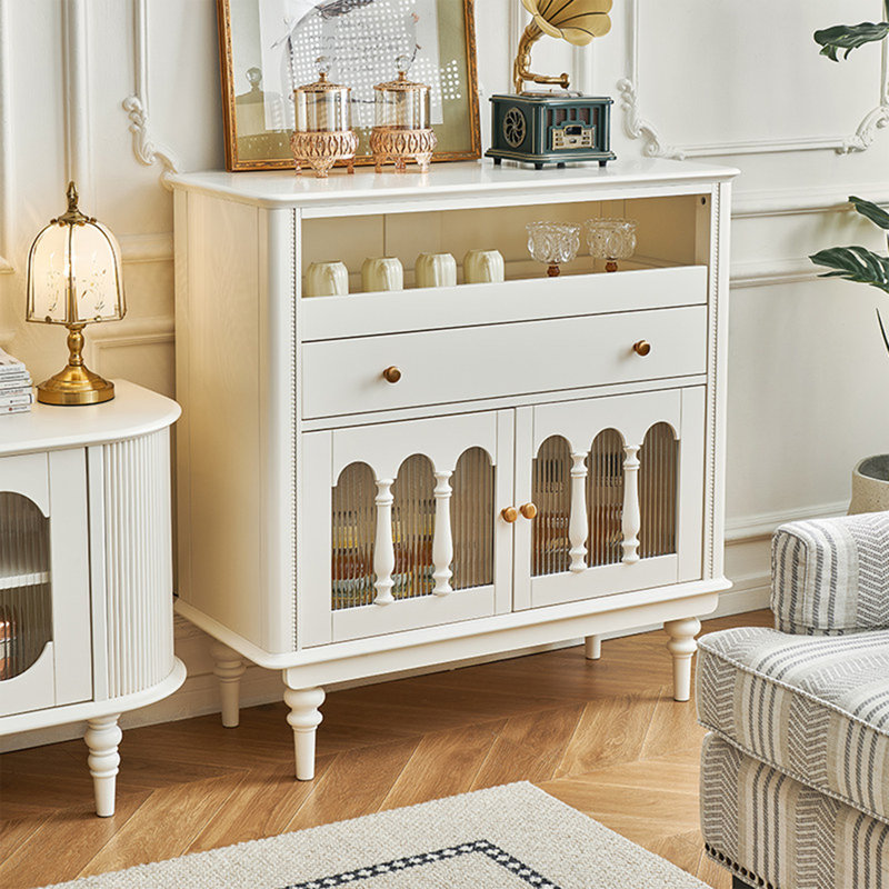 Buffet 38,58 po en bois de noyer massif de style crème avec portes doubles en verre cannelé arqué