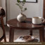 Une table d'appoint ronde en bois massif à double couche avec rangement compartimenté. Convient à une utilisation comme table d'appoint, table de chevet ou objet décoratif dans les salons, les chambres à coucher ou les petits appartements.