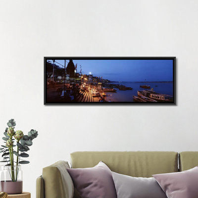 Reproduction de photo sur toile, "ghat le long des groupes à la nuit, varanasi, uttar pradesh, inde"