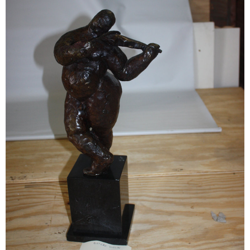 Un homme de style Aneira Botero joue du violon en bronze - Taille: L 9 po x l 6 po x H 21,5 po.