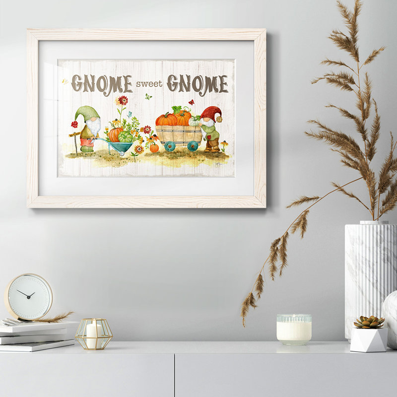 Gnome Sweet Gnome, reproduction d'art encadrée, H 26 po x l 38 po x P 1,5 po, Blanc