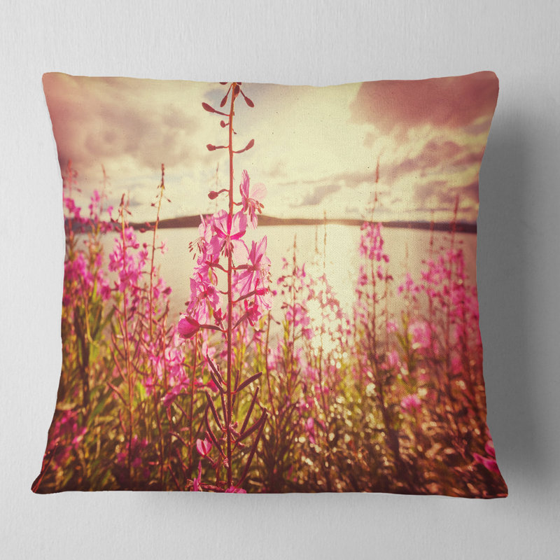 Coussin Meadow avec fleurs mauves - Alaska, 18 po x 18 po, Carré