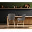 Moderne 2 tabourets de comptoir gris avec dossier solide, repose-pieds pour le confort, pattes en métal blanc contemporain et mat 2, rembourré de mousse, structure de salle à manger aux lignes épurées