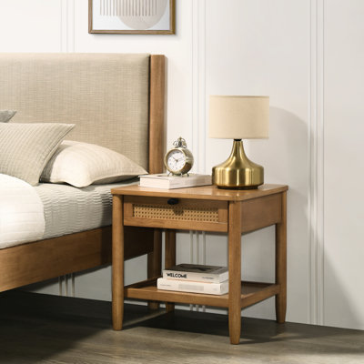 Table de chevet avec tablette en noyer - Ajoutez une touche d'élégance à votre chambre. Tiroir et espace de rangement organisé.
