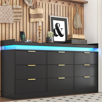 Commode à 9 tiroirs de 62,99 po de largeur avec lumières DEL et station de charge, commode en bois noir moderne, armoire de rangement à triple tiroir pour chambre à coucher, salon, entrée, couloir, noir