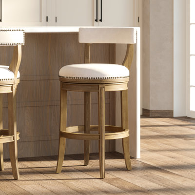 Tabouret de bar de 31 po de hauteur, finition pacane, retour automatique du siège à 180 degrés vers son emplacement bien marqué, revêtement en similicuir gris, dossier ouvert avec structure en bois, garniture cloutée autour du siège, courbé