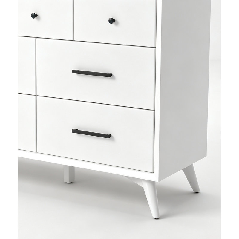 Commode blanche moderne du milieu du siècle à 7 tiroirs, en bois massif et MDF, avec quincaillerie en métal noir.