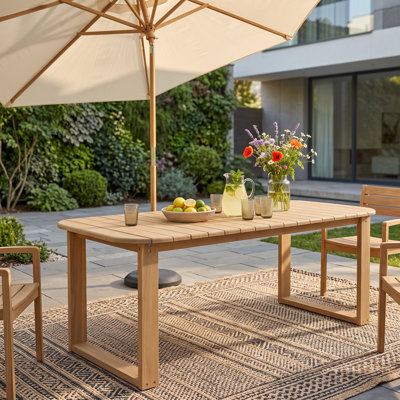 Table de salle à manger d'extérieur moderne Jalen en bois d'acacia de 70,75 pouces de large, avec plateau à lattes, coins arrondis et pieds en forme de U