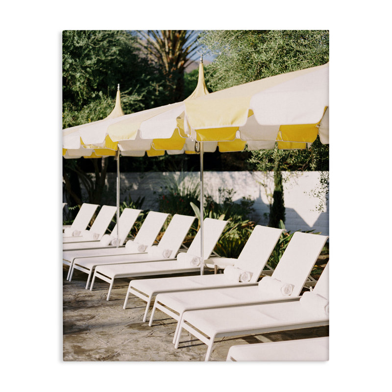 Art mural sur toile de chaises de plage près de la piscine par Justine Milton, H 20 po x l 16 po