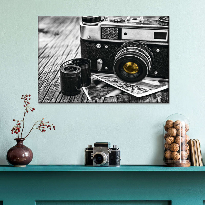 Appareil photo rétro sur toile, H 34 po x l 51 po x P 1,25 po