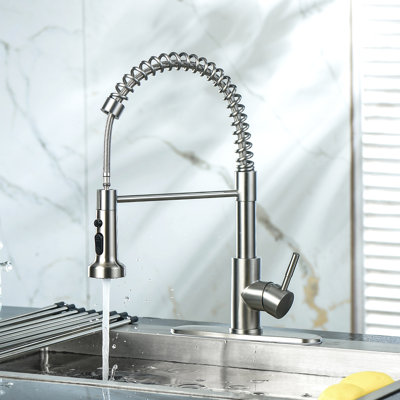 Robinet de cuisine en nickel brossé avec structure en acier inoxydable. Tête de pulvérisation rétractable pour des processus de nettoyage efficaces. Commutateur pivotant à 360 degrés. Quincaillerie d'installation incluse.