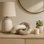 Objet de décoration moderne à chaîne en marbre à double anneau pour décoration de table - Nœud sculptural pour le salon ou la maison - Beige et blanc