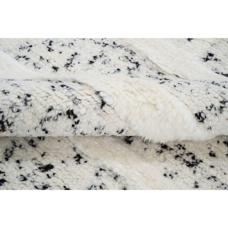 Wool Geomatric Area Rug in Black/White, Rectangle 6' x 9'