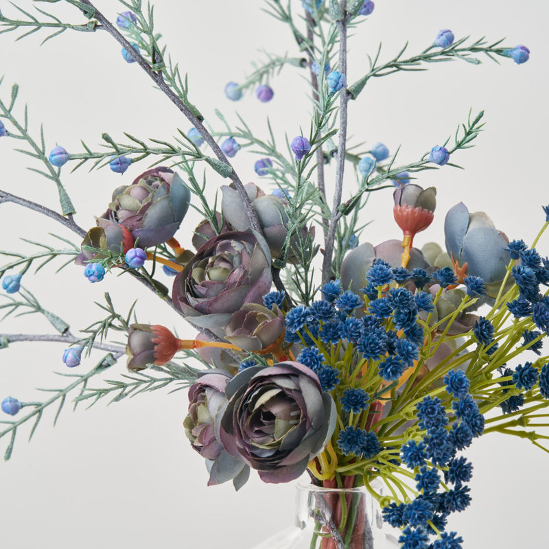 Quelque chose - Bouquet bleu - Renoncule bleu poussiéreux, baie de genévrier et mini gypsophile dans un mini vase rond en forme d'illusion d'eau