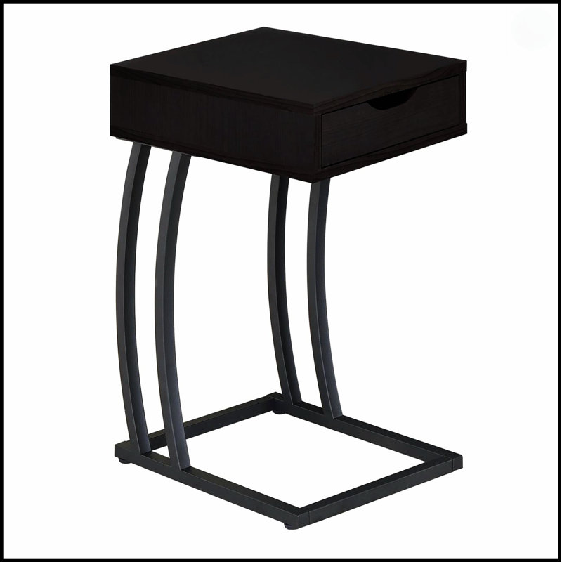 Table d'appoint cappuccino et bronze industriel avec charge et rangement intégrés, parfaite pour les espaces de vie modernes.