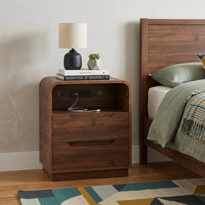 Table de chevet en noyer massif de 61 cm (24 po) avec deux tiroirs, port USB et technologie intégrée