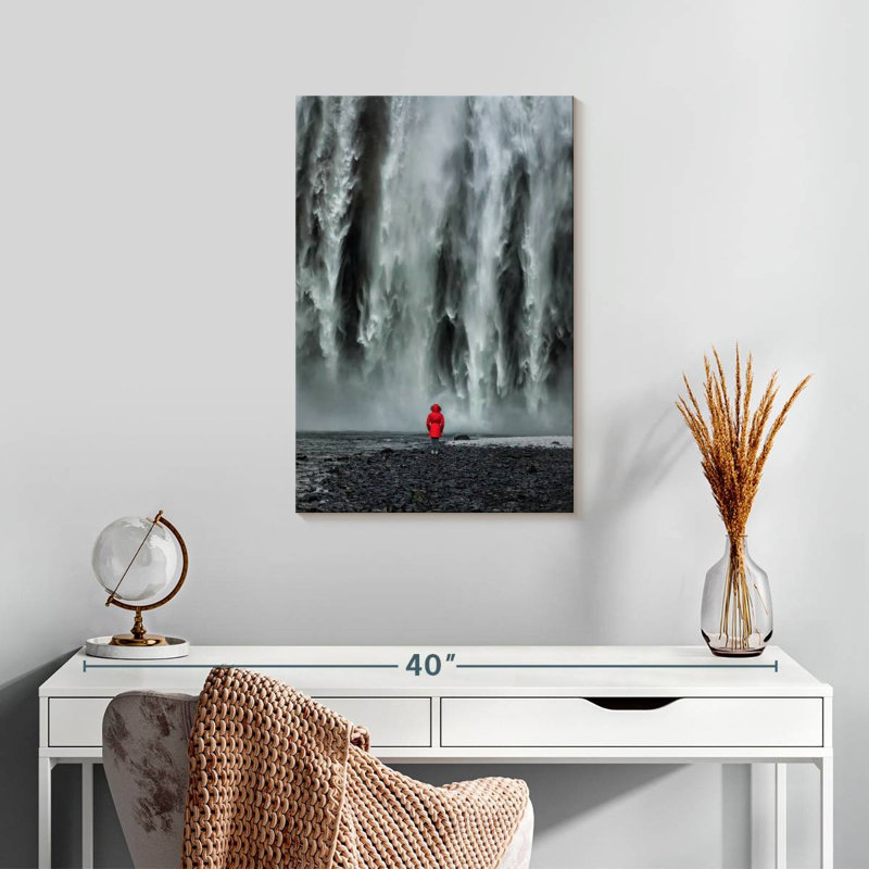 Alvord, femme seule à la cascade de Skogafoss en Islande, H 24 po x l 16 po