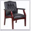 Chaise d'invité luxueuse en cuir avec siège et accoudoirs rembourrés, conception ergonomique à dossier moyen pour une assise de bureau confortable